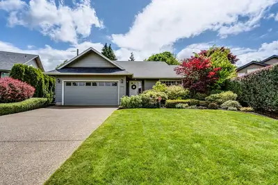 Image de Beautiful Ferry Street Bridge Home, minutes from Uo, downtown, and bike paths!