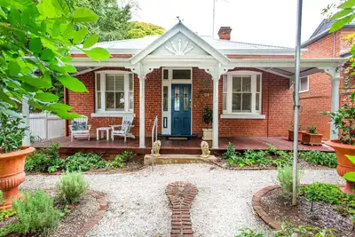 Image de Avonleigh - Beautiful 3 Bedroom Home. Lovely Garden one block from town centre