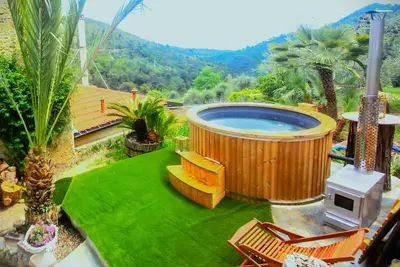 Image de Villa avec piscine et jacuzzi vue mer au cœur des oliviers centenaires.