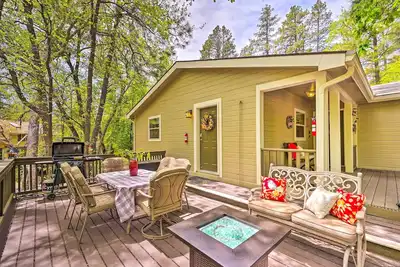 Image de Near Hiking: Creekside Payson Cabin w/ Deck!