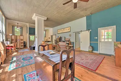 Image de Bright Converted Schoolhouse in Chesterfield!