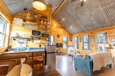 Image de 2-Queen  Bedrooms #6 Farmhouse Charm by RusTx