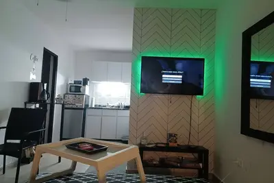 Image de Cozy & Charming Apartment With Free Parking and near Airport! !