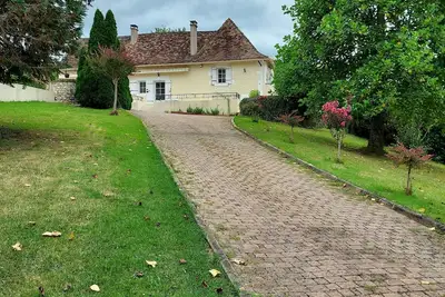 Image de Belle périgourdine à proximité de Bergerac un bol d'air pur dans la forêt.