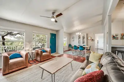 Image de Cozy Lakeside Cottage w/ Lake Access