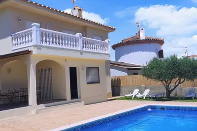 Image de maison intime avec piscine privée près de la mer