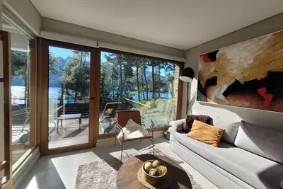 Image de Beautiful lakefront apartment with heated pool