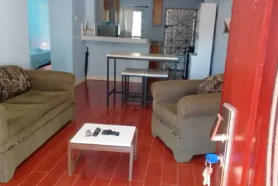 Image de 2 bedroom home in Spalding Manchester w/queen bed, kitchen dining & living room