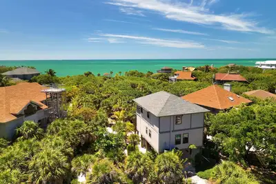 Image de Spectacular beach front views with a short walk to members only beach