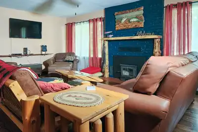 Image de Relaxing cottage w/firepit, grill, private deck & cable blocks from white river