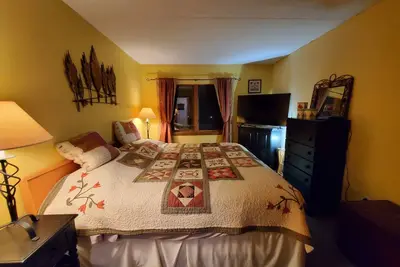 Image de Cozy Ski Condo next to Mt Snow with Mountain Views