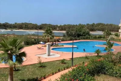 Image de bel appart dans une résidence avec piscine, à 750m de la plage. Confort garanti.