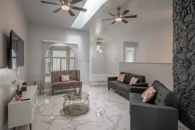 Image de Amazing views! Family-sized house with game, fashion mall