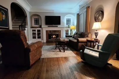 Image de Historical 6 bed home, game room, short walk to beach & harbor lighthouse views.