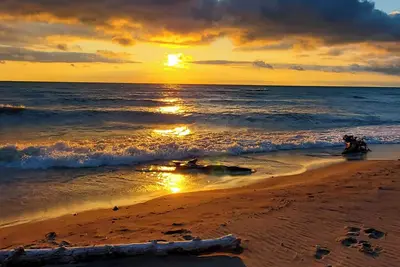 Image de Lakefront Haven Beachfront escape-Private Steps