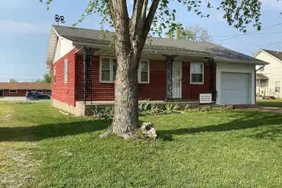 Image de Cozy house/attached garage close to Lucas Oil Race Track and Pomme De Terre Lake