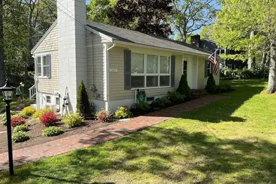 Image de Adorable Home Seconds From Lake Wequaquet!