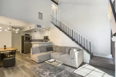 Image de Modern on May-Tempe/Asu/Mesa border Walk to Sloan Park! King Bed- Pet Friendly