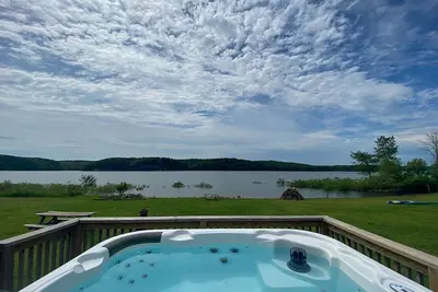 Image de Xmas Now Open Beaver Lake Waterfront Hot Tub Fun!