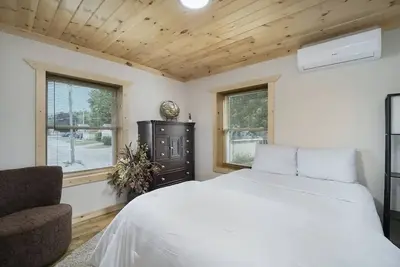 Image de Convenient  downtown upstairs apartment close to  lakes, rivers, golf