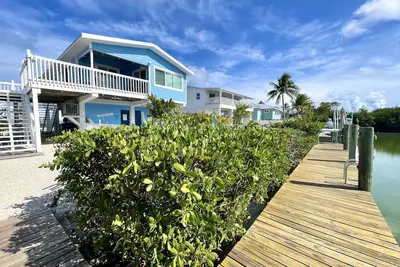 Tropical Dream Vacation with 3 bdrm/2 baths, pool & dock - On Sombrero Beach Rd!