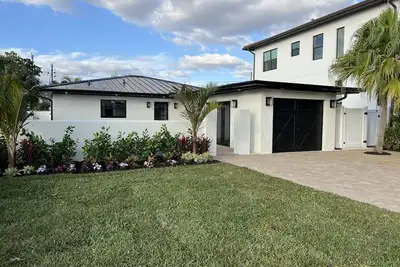 Image de Meg’s Beach Cottage- Walk/Bike to Vanderbilt Beach. Heated Pool/ Pool Table