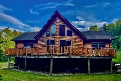 Image de Experience the rustic charm of a log cabin chalet nestled on 14 private acres.