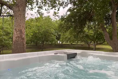 Image de Peacefully nestled in a walnut grove. Hot Tub. Bbq. 2 King Beds. Sleeps 8+.