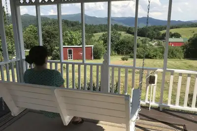 Image de Private 3 bedroom, 2. 5 bath home on 2 acres overlooking the Blue Ridge Mountains