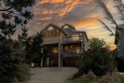 Image de Refreshed Oceanfront Gem ~ Summer Sale~ Sunrises~Steps to Beaches~Linens~Hot Tub