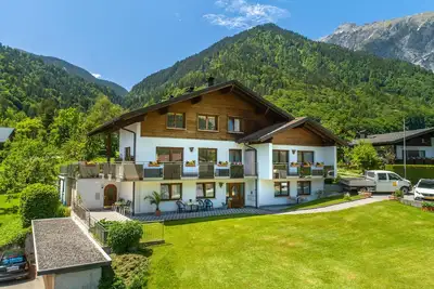 Image de Appartement ensoleillé avec local à skis
