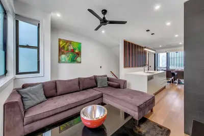 Modern, chic 3br townhouse in luxury complex, top location, free wifi