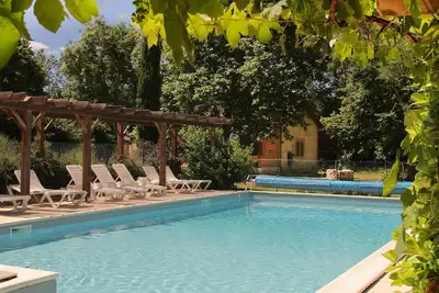 Image de Trois gîtes nichés dans un grand domaine, autour d'une piscine chauffée à 27°.