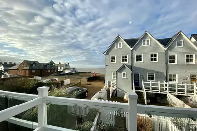 Image de A charming beachside cottage with sea views and parking