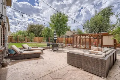 Image de Ideally Located-Park-Pet Friendly-Fenced Yard