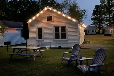 Image de Super Cute Classic Two Bedroom Lake Erie Cottage, walk to Strip and Beach
