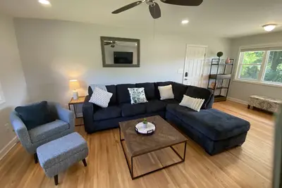Image de Rustic Belmont Farmhouse - 15 min to uptown Charlotte