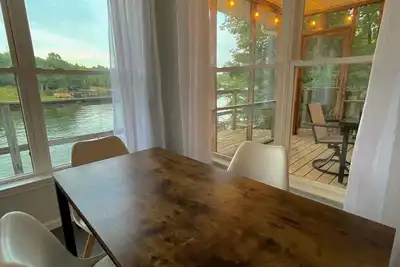 Image de LakeFront 2bd/2ba W/ a View!