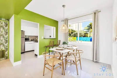 Image de 2br + Bay View+ Pool |Step To Beach