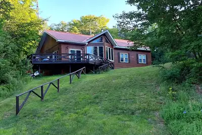 Image de Northern Haven on a Crystal-Clear Lake. Ideal for family-style gatherings