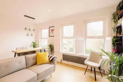 Image de Lush Retreat with Garden - Pass the Keys