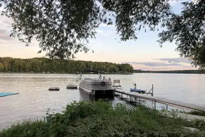 Image de Cozy 3 bedroom cabin on Lake Nebagamon with 85ft of lake frontage sleeps 8!