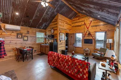Image de 2-Queen Bedroom #3Texan Fav Cottage by RusTx Ranch