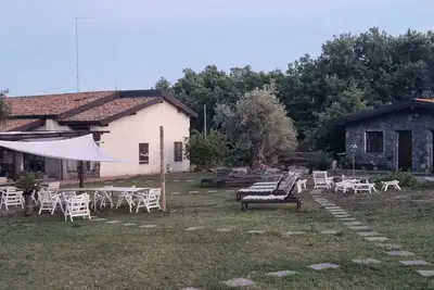 Image de Short rentals. Property surrounded by greenery and tranquility.