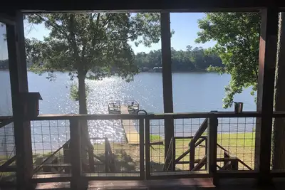 Image de Lakefront rustic log cabin. Any season vacation, get away, or retreat.