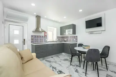 Image de Typical Portuguese island of 7 small houses