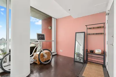 Image de Modern & Bright 15th Floor Corner Unit in ♡ of Dt