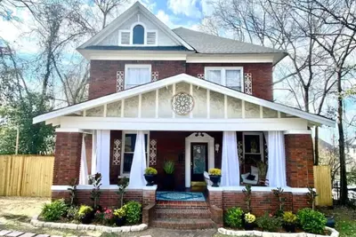 Image de Glenrose: Karaoke Bar ~ Bridal Salon ~ Courtyard