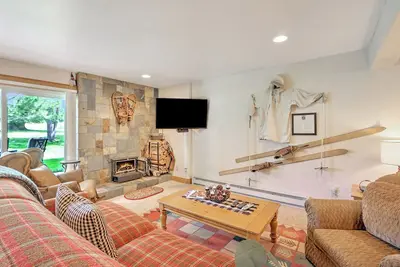 Image de Golf Course Condo w/Fireplace & 2 Fishing Badges!