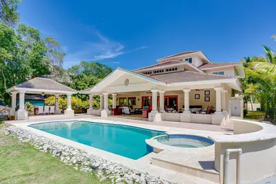 Image de Dominican Pride steps from the beach in Punta Cana Resort & Club